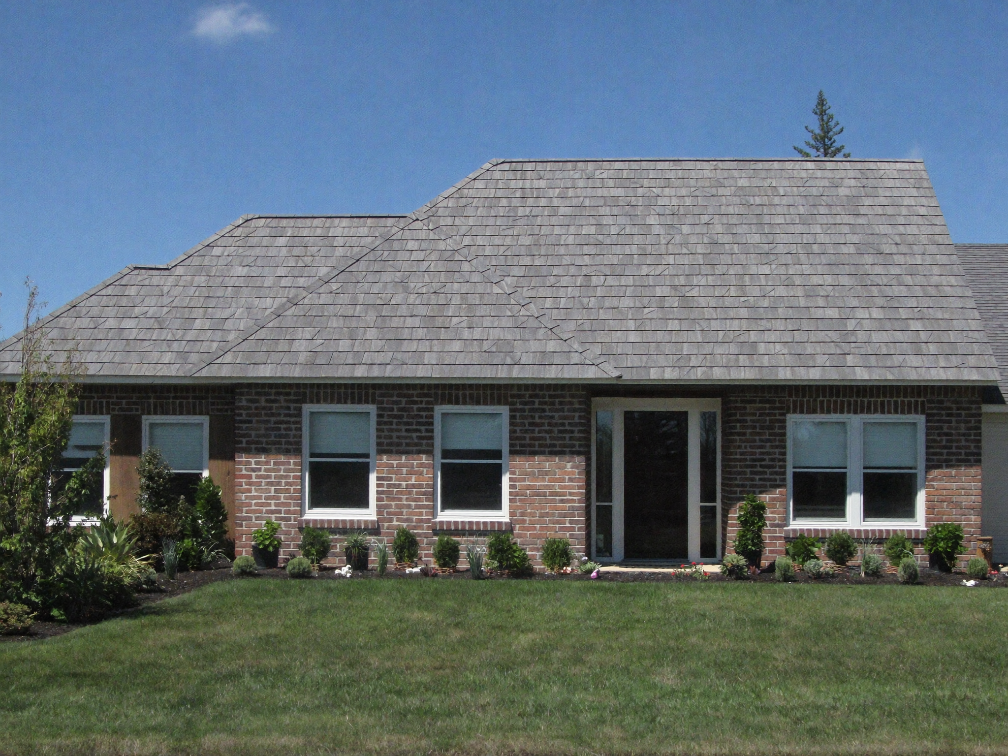 Completed shingle roof on a brick ranch home